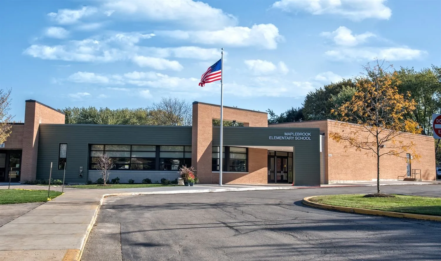 Front entrance of Maplebrook Elementary School in Naperville, Illinois