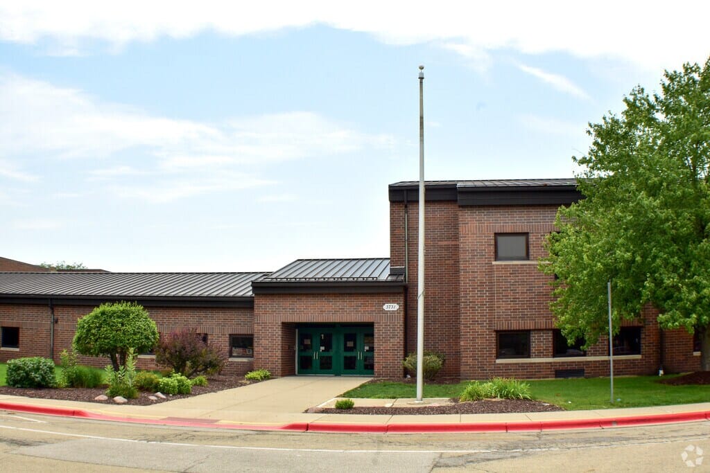 Exterior of Patterson Elementary School in Naperville, located in the Ashbury neighborhood.