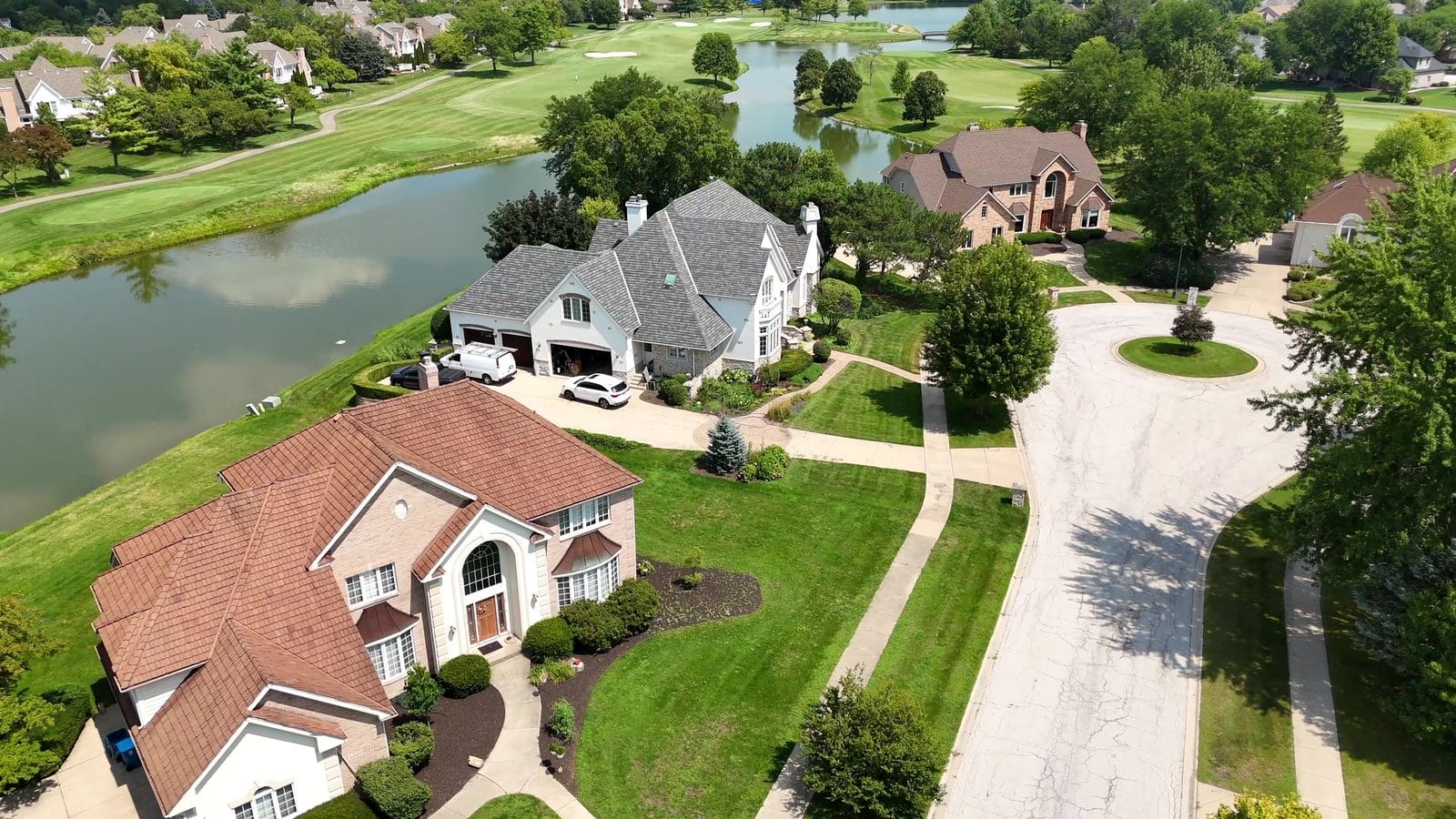 Contingent offer guide for sellers: aerial of Naperville homes on a cul-de-sac beside a pond