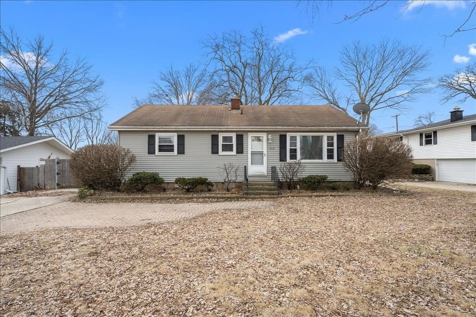 Neighborhoods 6 Single story ranch home with gray siding and front steps in the Edgewood neighborhood of Naperville Illinois