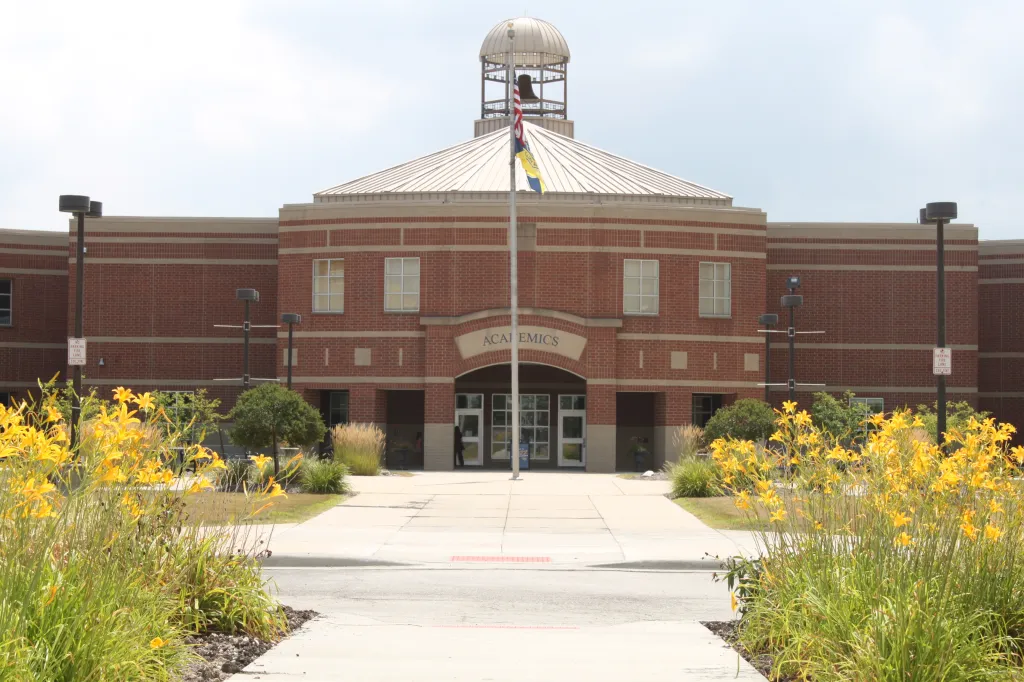 Top-Rated Schools in Naperville: A Parent's Guide to Education Excellence 1 Parents researching how to choose schools in Naperville, Illinois